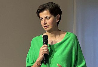 Zdravnica, ki zdravi tudi  z objemi