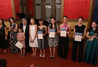 Mlade pianistke SCGV Emil Komel navdušile v dvorani miramarskega gradu