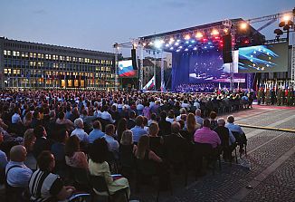 Komu narpred veselo zdravljico, bratje, čmo zapet?