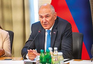 Med zaupanjem doma in povezovanjem v tujini