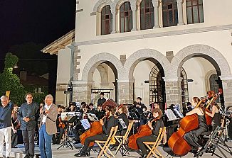 Koncert mladinskega orkestra ESYO kot zgled iskanja harmonij v glasbi, med območji in skupnostmi