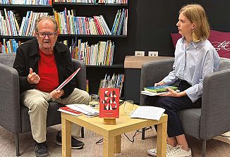 Kravosov maj med besedo, erosom in nasmehom