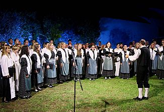 Z ljudskimi melodijami sta zbora odprla novo pevsko sezono